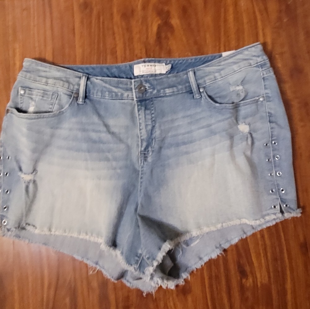 Torrid 3.5 Inch Hirise Short Soho Grommet Light Wash Denim Shorts Size 22 NWT